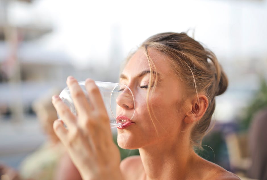 Les actifs naturels pour booster l'éclat et la fermeté de votre peau woman drinking glass of water fresh skin natural daylight