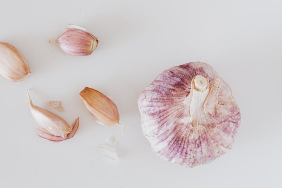 Glycation et peau : comprendre ce phénomène qui accélère le vieillissement cutané colorful anti-inflammatory foods garlic turmeric cinnamon vegetables wooden table