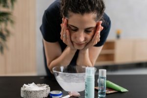 Démaquillage : les erreurs courantes qui abîment votre peau (et comment les éviter) woman doing evening skincare cleansing routine bathroom sink gentle makeup removal