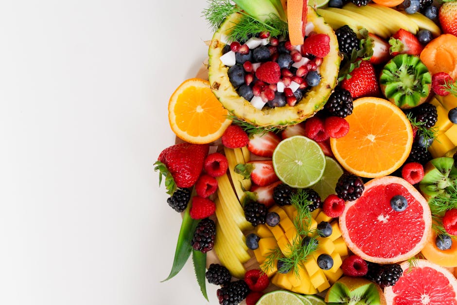 Flavonoïdes : bienfaits pour la peau, sources alimentaires et conseils pratiques assorted berries blueberries pomegranate green tea and citrus fruits on white background