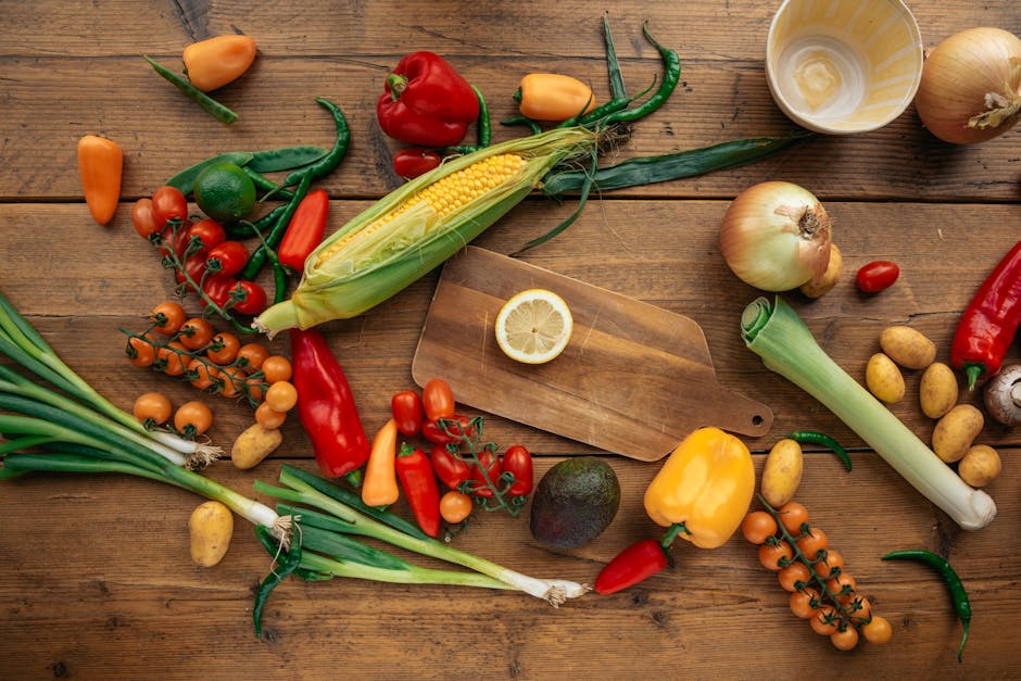 Fruits et légumes de saison : lesquels choisir pour une peau éclatante ? fresh colorful summer fruits and vegetables on wooden table top view