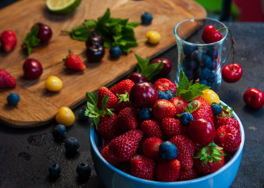 Fruits et légumes de saison : lesquels choisir pour une peau éclatante ? fresh cherries and berries mix in wooden bowl natural light