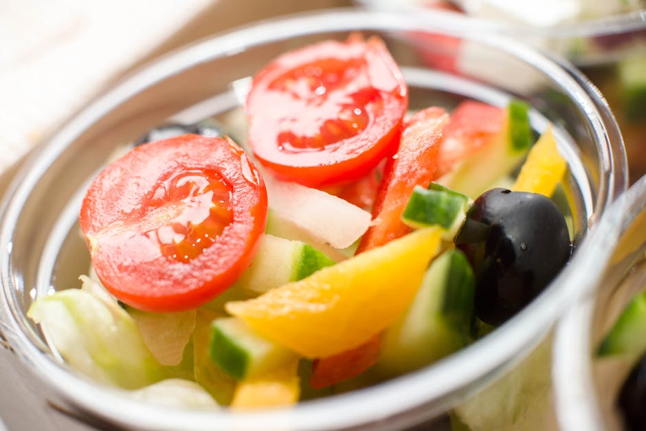 Fruits et légumes de saison : lesquels choisir pour une peau éclatante ? sliced cucumber tomato bell pepper summer vegetables fresh