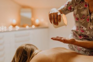 Huiles essentielles pour se réchauffer en hiver : guide complet et conseils d'utilisation essential oils winter warming massage cozy spa landscape