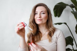 Huiles visage de jour : le soin tendance qui convient à tous les types de peau face oil skincare routine natural glow beauty landscape