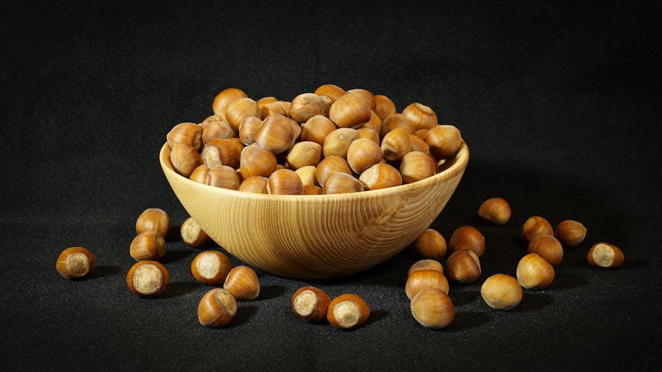 Baume à lèvres : les ingrédients naturels qui soulagent et nourrissent vraiment shea butter wooden bowl shea nuts natural background