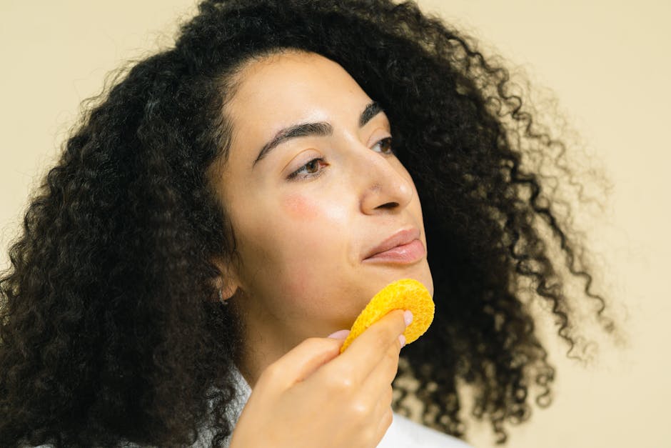 Lingettes démaquillantes : tout savoir pour bien les choisir et les utiliser woman removing makeup with facial cleansing wipe close up