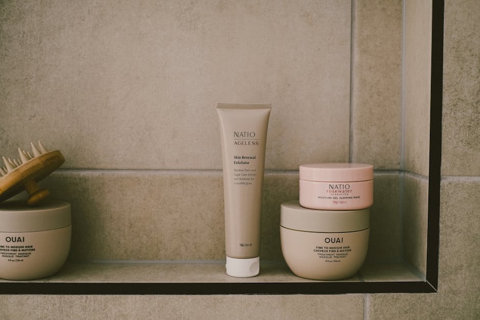 Lingettes démaquillantes : tout savoir pour bien les choisir et les utiliser variety of skincare wipes and cleansing products on bathroom shelf