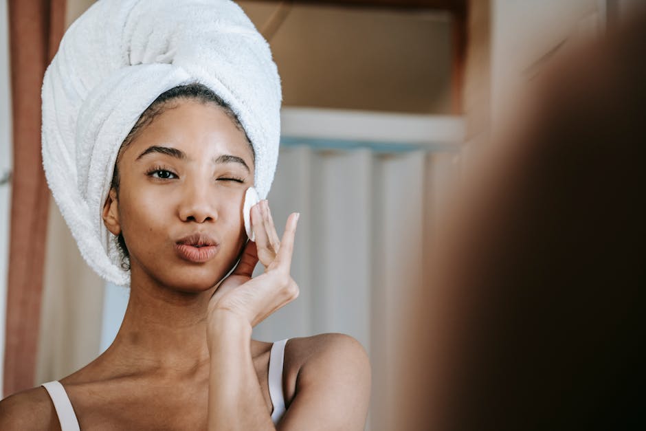 Lotion de soin visage : le rituel asiatique qui prépare votre peau woman applying facial lotion with cotton pad morning skincare routine