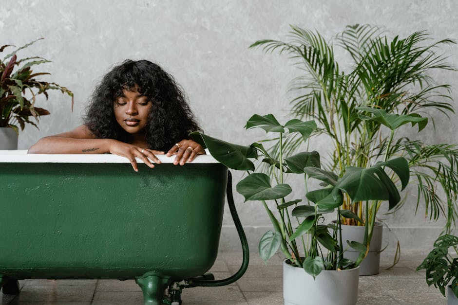 Rituels beauté du monde : 5 traditions pour une peau douce et lumineuse woman in bath with tropical plants and natural beauty products flat lay