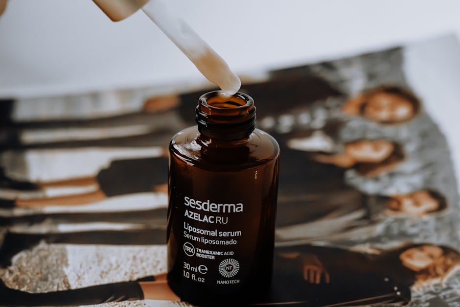 Crèmes visage fermeté : comprendre les actifs et choisir le bon soin après 40 ans skincare serum hyaluronic acid dropper bottle close up cosmetics