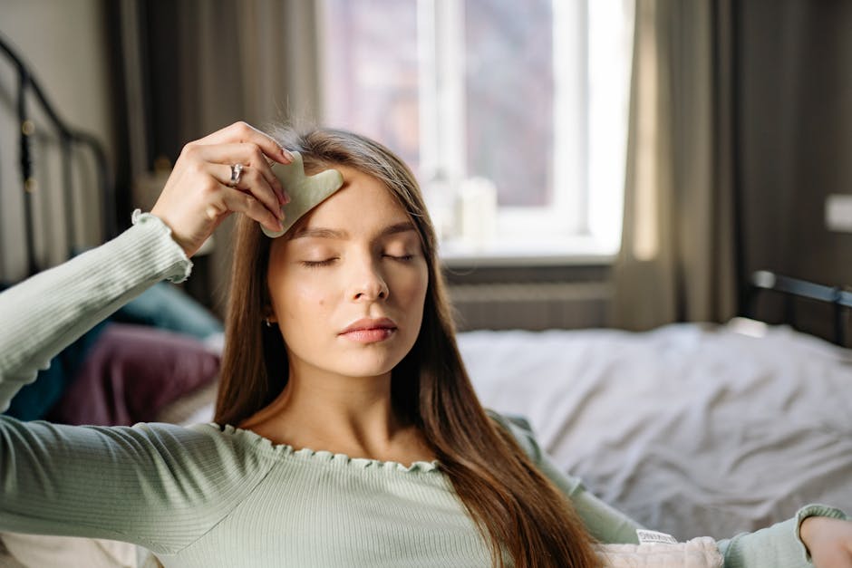 Crèmes visage fermeté : comprendre les actifs et choisir le bon soin après 40 ans woman skincare routine morning face massage gua sha lymphatic drainage