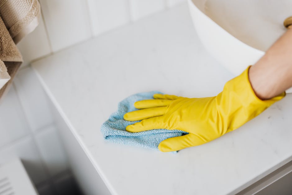 Alternatives au démaquillage classique : 4 méthodes douces pour une peau nette microfiber cleansing glove next to bowl of water close-up texture