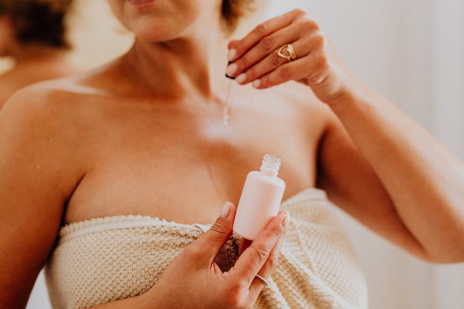Les peptides en cosmétique : rôle, bienfaits et comment les intégrer à votre routine woman applying serum on clean glowing skin natural light