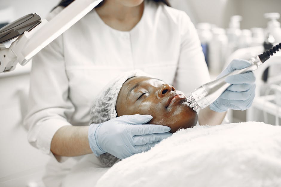 Rides au-dessus des lèvres : comprendre les plissés du soleil et les atténuer dermatologist consultation woman mature skin facial treatment clinic