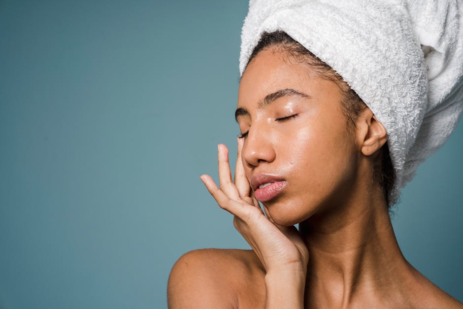 Probiotiques et peau : ce que ces micro-organismes font vraiment pour votre épiderme woman clear glowing skin touching face natural light