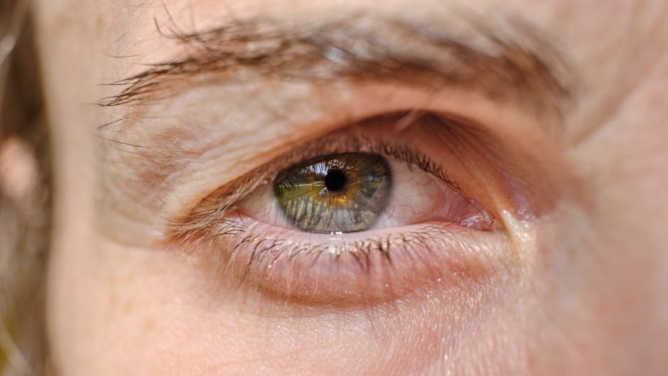 Rides verticales sous les yeux : causes, soins et gestes pour retrouver un regard plus jeune close up woman eye area fine lines skin texture natural light