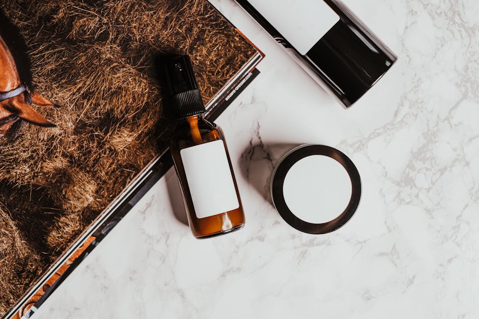 Rides verticales sous les yeux : causes, soins et gestes pour retrouver un regard plus jeune skincare eye cream serum products marble surface minimalist
