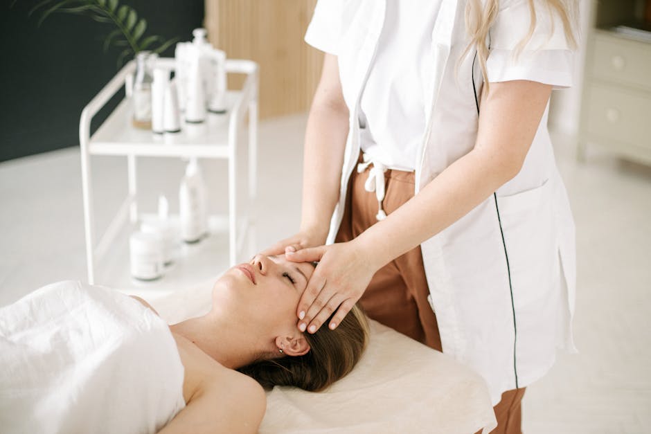 Rides verticales sous les yeux : causes, soins et gestes pour retrouver un regard plus jeune woman gently massaging under eye area fingertips soft light