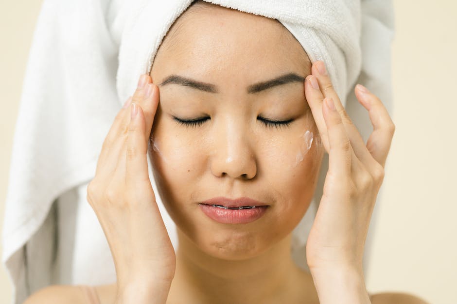 Rides verticales sous les yeux : causes, soins et gestes pour retrouver un regard plus jeune morning skincare routine eye cream application bright background