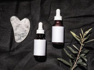 Sérum anti-âge : composition, actifs clés et secrets de formulation anti-aging serum bottle dropper elegant skincare flatlay