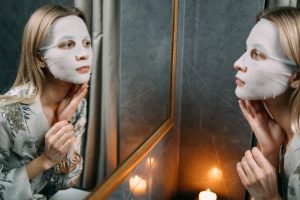 Masque de nuit (sleeping mask) : bienfaits, utilisation et conseils pour bien l'intégrer à votre routine woman night skincare routine sleeping mask glowing skin landscape