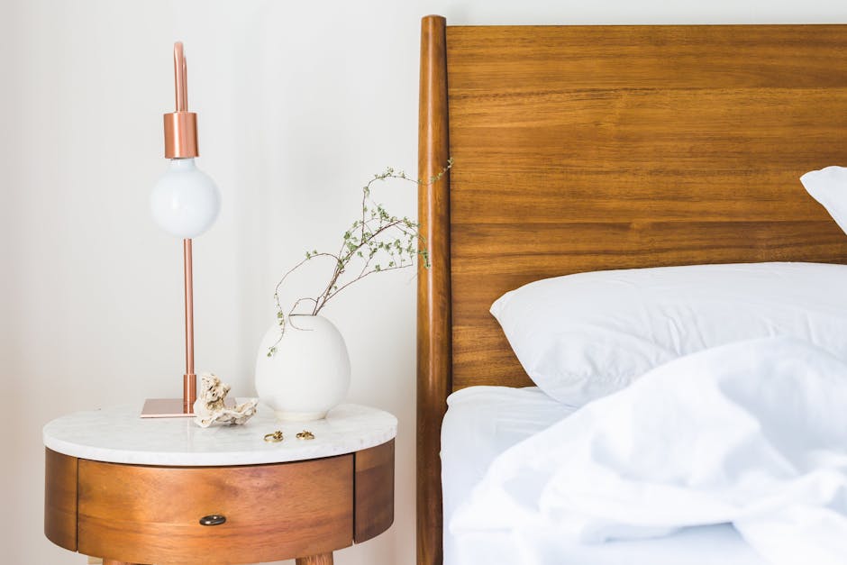 Masque de nuit (sleeping mask) : bienfaits, utilisation et conseils pour bien l'intégrer à votre routine serene bedroom nightstand with skincare products clean aesthetic
