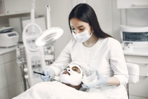 Techniques anti-âge pour le corps : radiofréquence, cryolipolyse et photomodulation anti-aging body treatment spa clinic professional skincare landscape