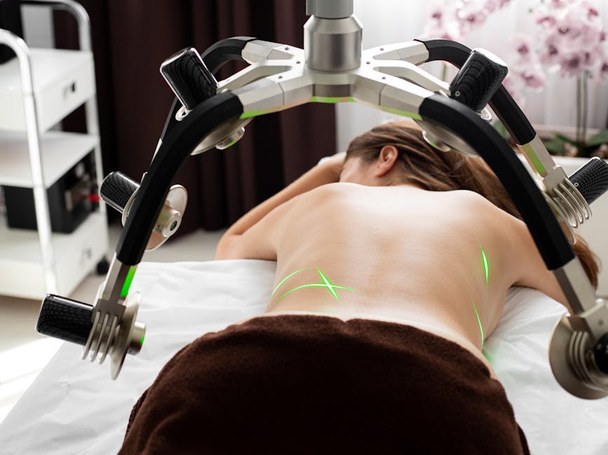 Techniques anti-âge pour le corps : radiofréquence, cryolipolyse et photomodulation LED light therapy panel applied back skin beauty clinic