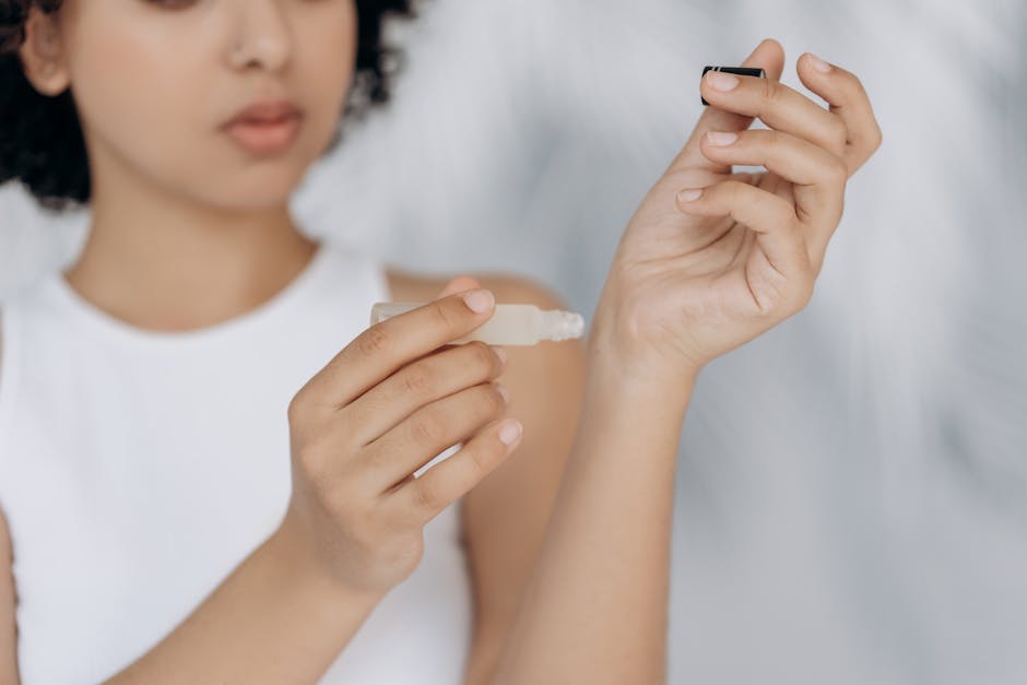 Techniques anti-âge pour le corps : radiofréquence, cryolipolyse et photomodulation woman applying moisturizing serum arm after skin treatment
