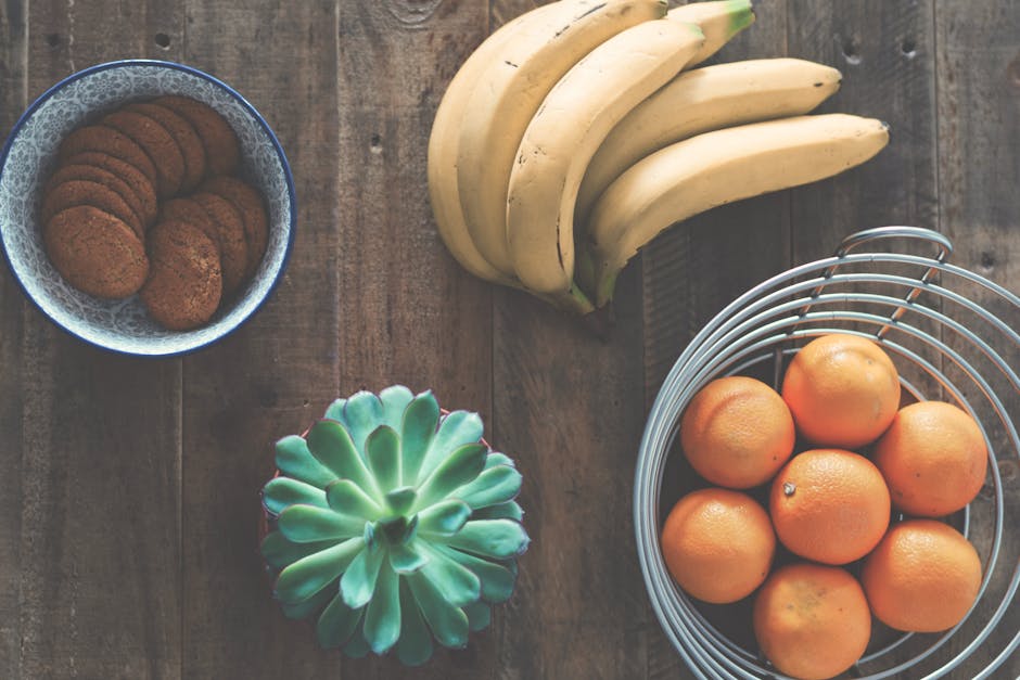 Aliments énergisants : les super-aliments qui combattent la fatigue au quotidien energizing healthy foods flat lay wooden table
