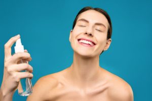 Liquid care et cosmetic water : la tendance hydratation venue d'Asie woman splashing water face skincare hydration glowing skin beauty routine landscape