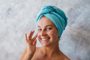 Atténuer ses rides en quelques minutes : 5 gestes efficaces à adopter dès aujourd'hui woman mature glowing skin facial care routine natural light portrait
