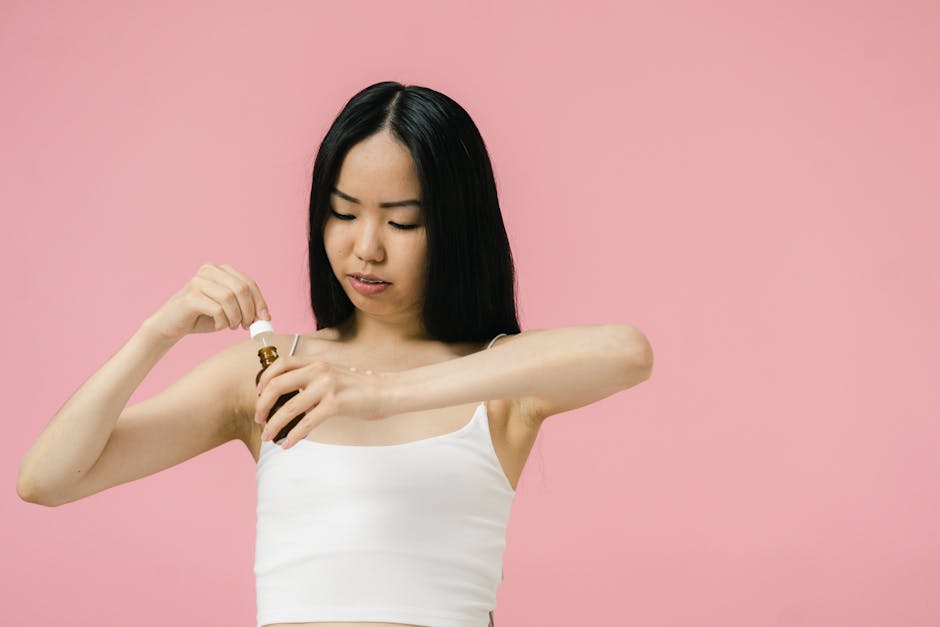Atténuer ses rides en quelques minutes : 5 gestes efficaces à adopter dès aujourd'hui woman applying serum face skincare routine morning glow