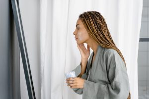 Peau à tendance atopique : comment la reconnaître et en prendre soin au quotidien woman sensitive dry skin applying soothing cream morning skincare routine landscape