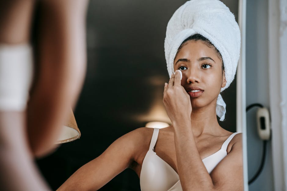Peau qui s'affine avec l'âge : comprendre et protéger un épiderme fragile woman gently patting face with soft towel skincare delicate