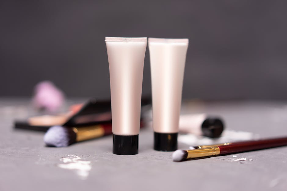 Peau fatiguée : comment la réveiller et retrouver de l'éclat rapidement skincare products serum concealer hydrating cream flatlay