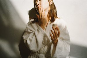Routine anti-rougeurs : les bons gestes pour calmer une peau réactive woman skincare routine sensitive skin redness calm natural light