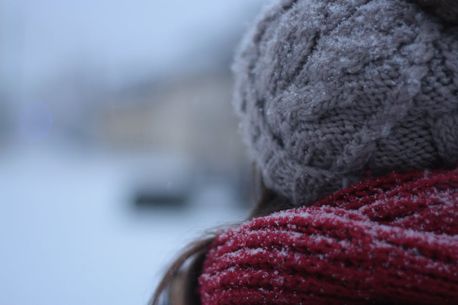 Routine anti-rougeurs : les bons gestes pour calmer une peau réactive woman winter scarf protection cold weather sensitive skin