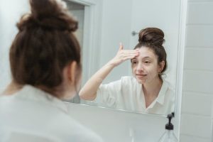 Routine beauté du matin : le bon soin selon le temps dont vous disposez woman morning skincare routine bathroom natural light landscape
