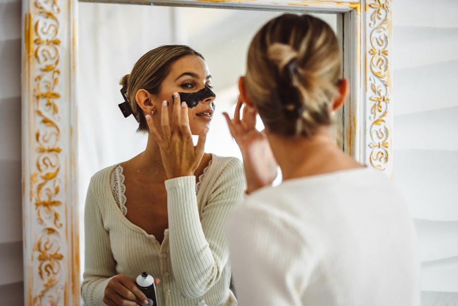 Routine beauté du matin : le bon soin selon le temps dont vous disposez woman applying face mask morning beauty ritual