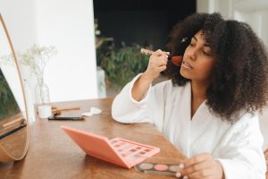 Routine beauté la veille des fêtes : le guide complet pour être au top le jour J woman evening beauty routine preparation holiday party skincare