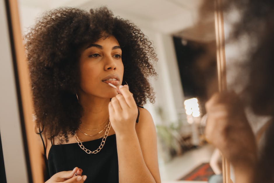 Routine beauté la veille des fêtes : le guide complet pour être au top le jour J woman preparing beauty routine at home evening candles mirror