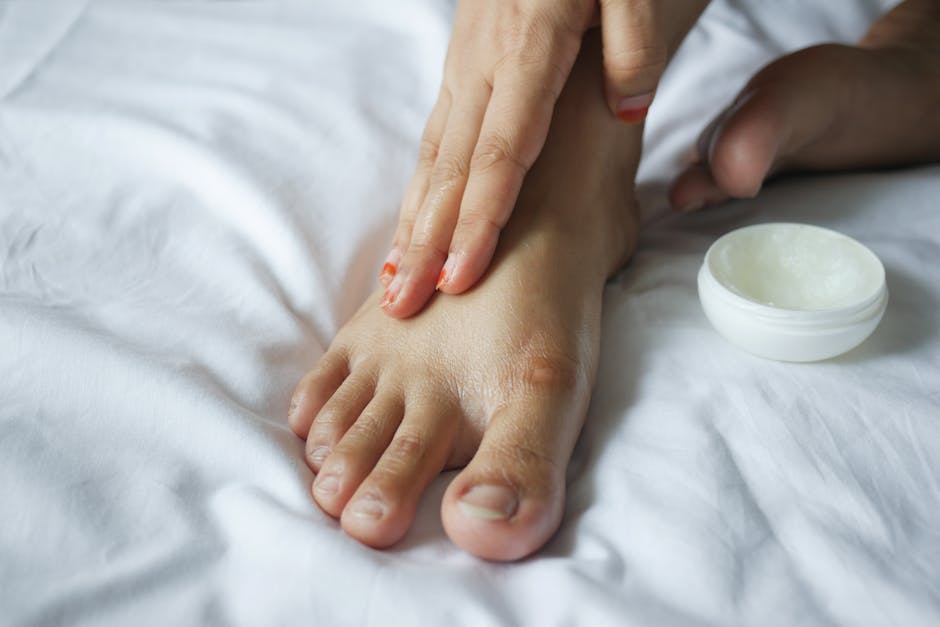 Routine beauté la veille des fêtes : le guide complet pour être au top le jour J foot care pedicure scrub nourishing cream elegant evening