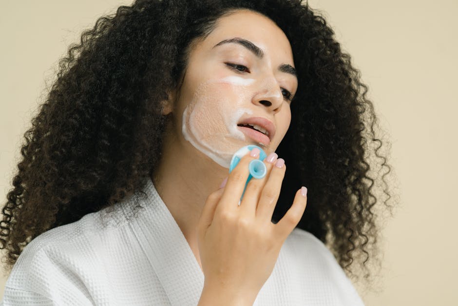 Ma routine fraîcheur : 7 étapes pour un teint lumineux au quotidien woman applying facial cleanser soft brush morning skincare routine