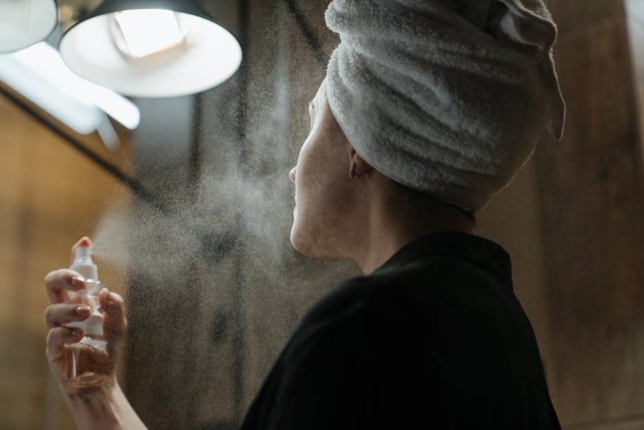 Ma routine fraîcheur : 7 étapes pour un teint lumineux au quotidien glass bottle facial mist spray water refreshing skincare
