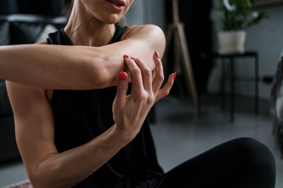 Raffermir l'intérieur des bras : routine complète et conseils efficaces woman doing tricep exercise at home toning arms