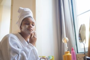 Routine peau douce en hiver : les étapes essentielles pour une peau protégée et hydratée woman winter skincare routine cozy home moisturizing landscape