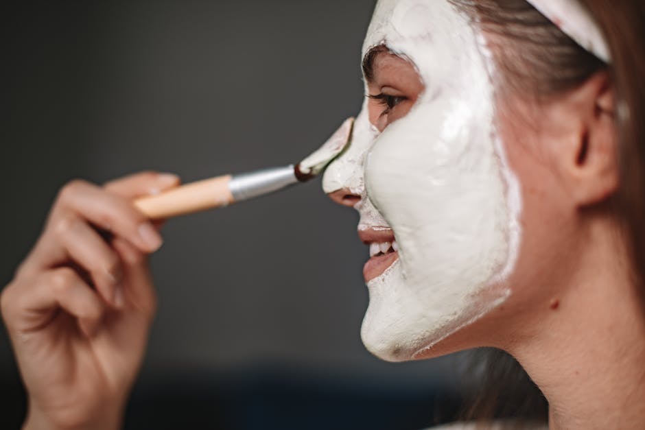 Routine peau douce en hiver : les étapes essentielles pour une peau protégée et hydratée nourishing face mask application winter skincare routine