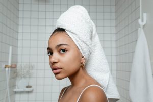 Routine beauté express : soignez votre peau en moins de 10 minutes le matin woman morning beauty routine express skincare minimal makeup bathroom